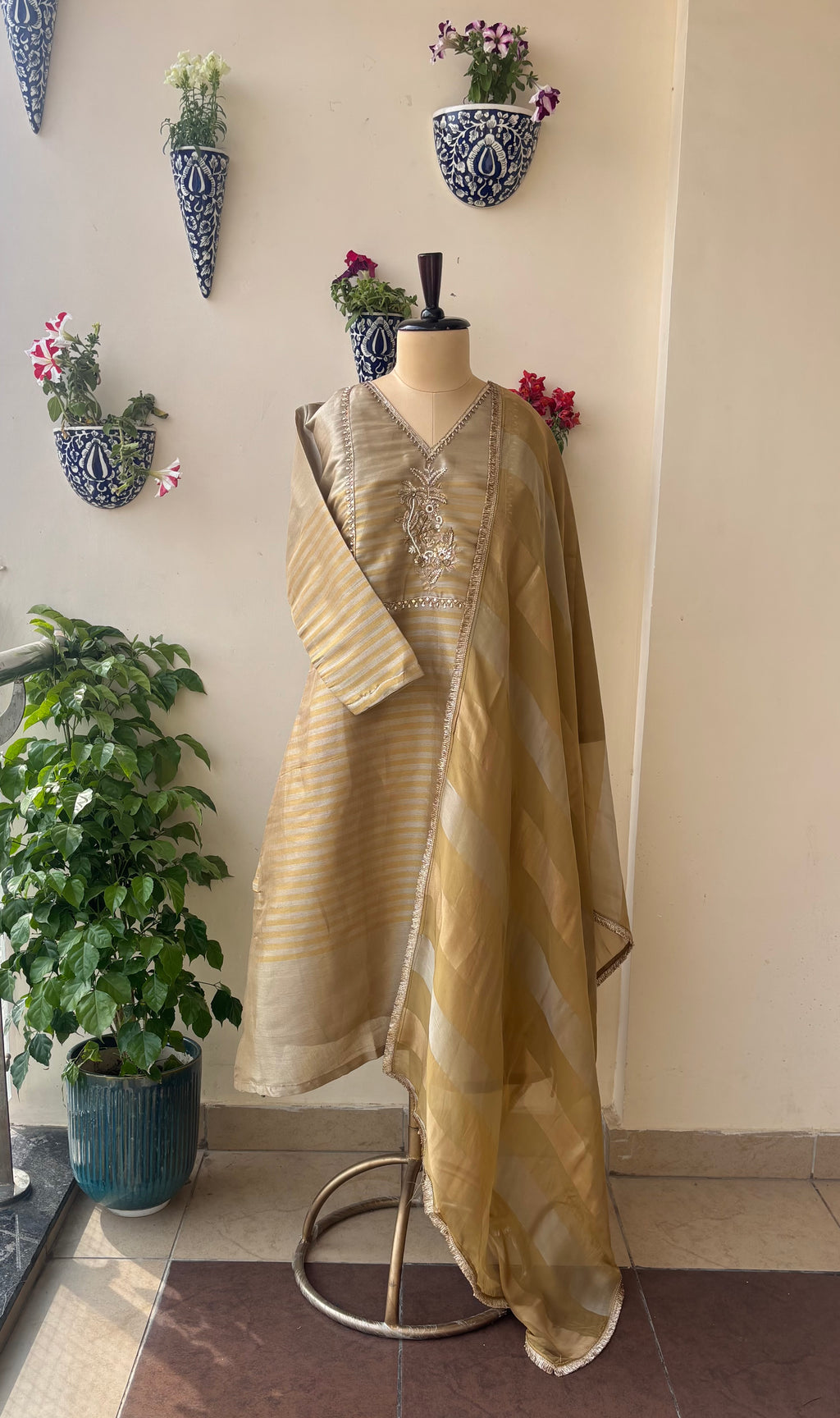 SUNEHRI ZARI SET
