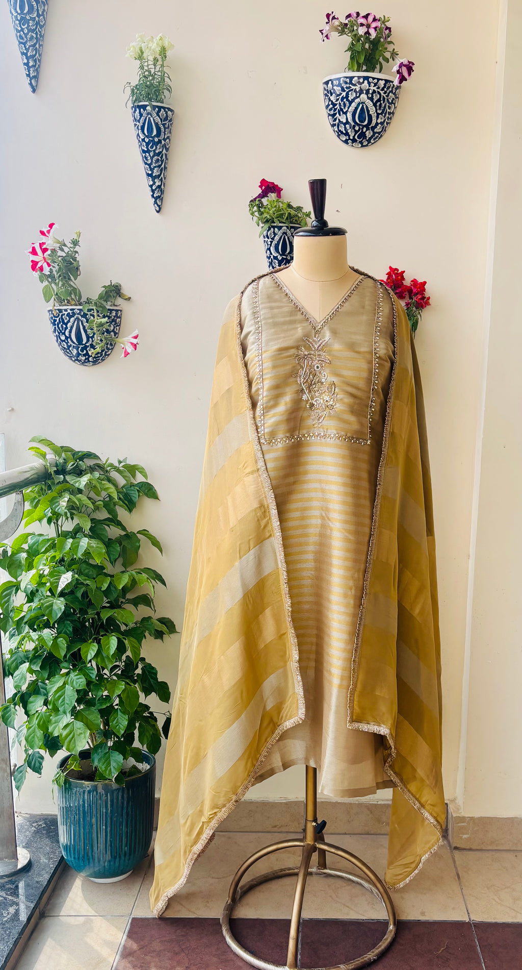 SUNEHRI ZARI SET